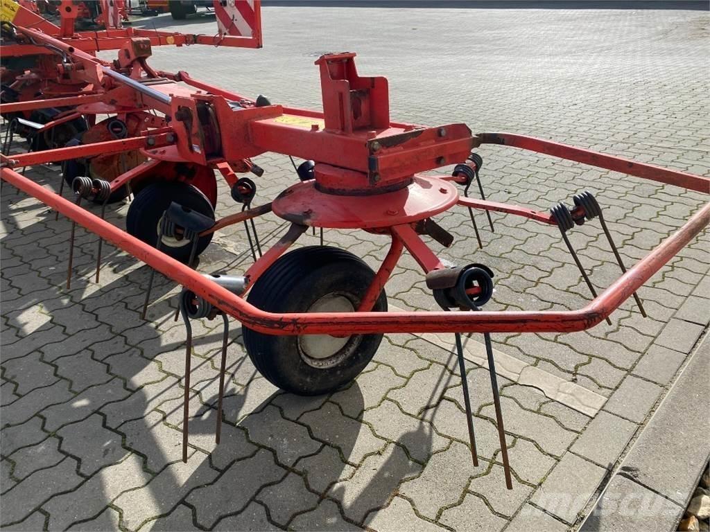 Kuhn GF 8702 犁耙和摊草机