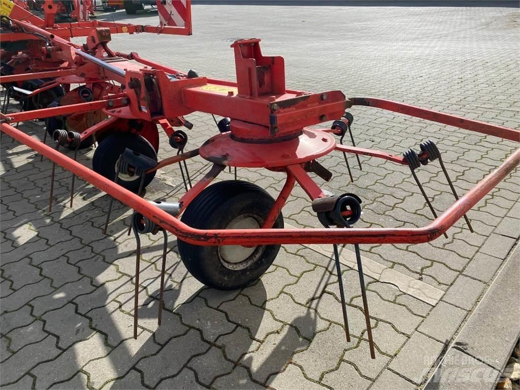 Kuhn GF 8702 犁耙和摊草机