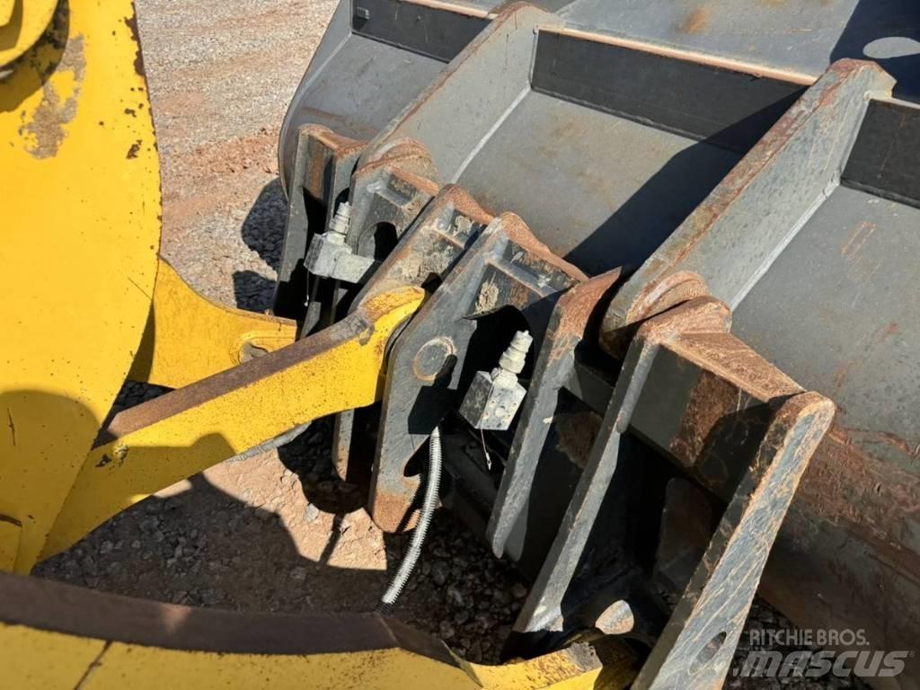 Komatsu WA 320 轮式装载机