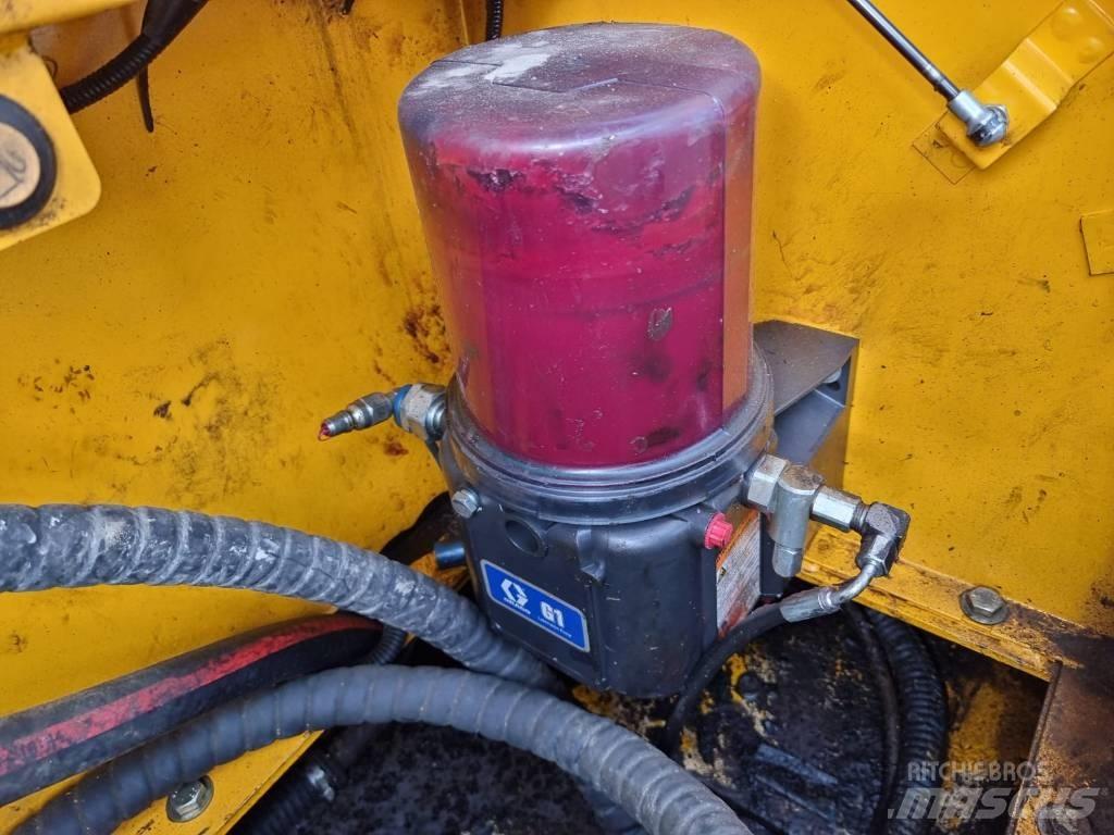JCB JS 330 NC 履带挖掘机