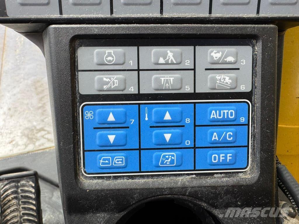 Komatsu PW180-11 轮式挖掘机