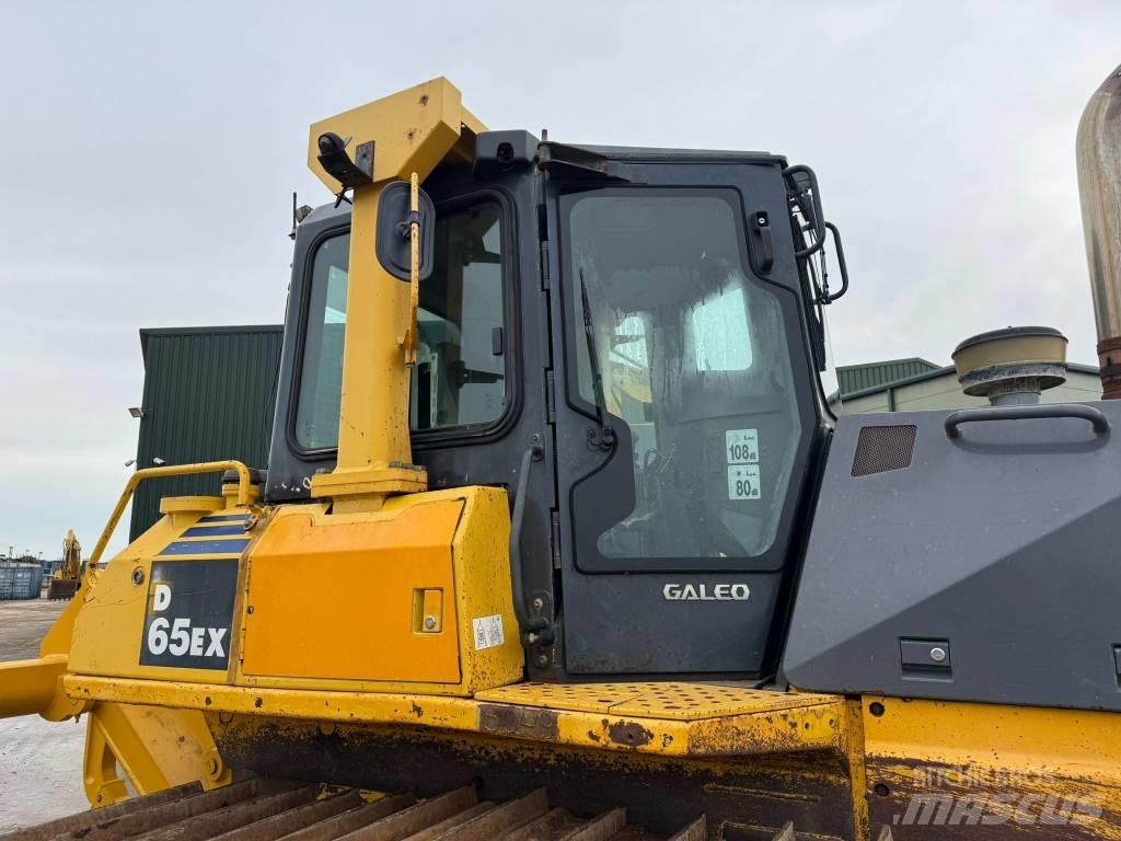 Komatsu D65EX-15 履带式推土机