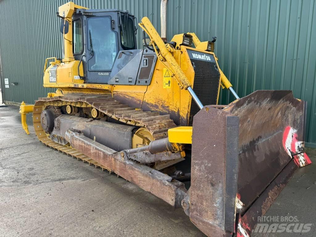 Komatsu D65EX-15 履带式推土机