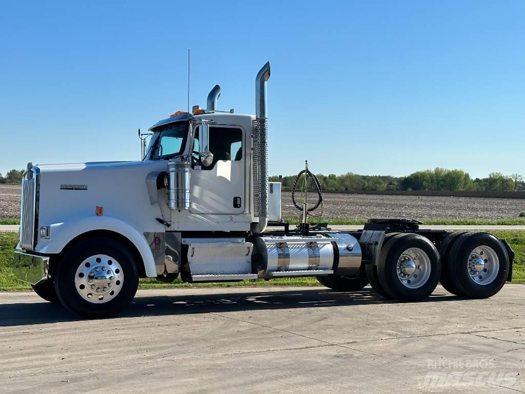 Kenworth W900 牵引车