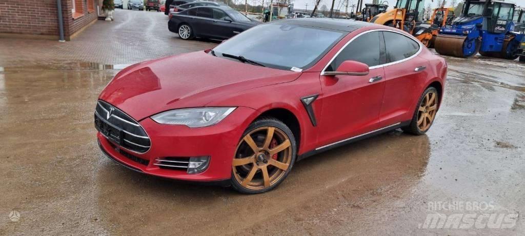 Tesla Model S P85D 汽车