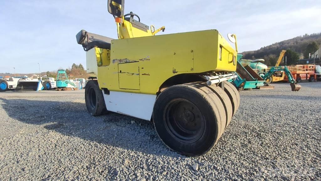 Sakai TS 160 胶轮压路机