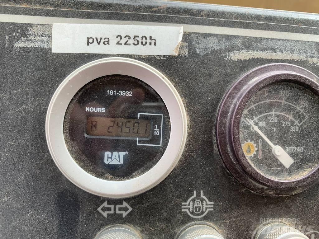 CAT PS 300 B 胶轮压路机