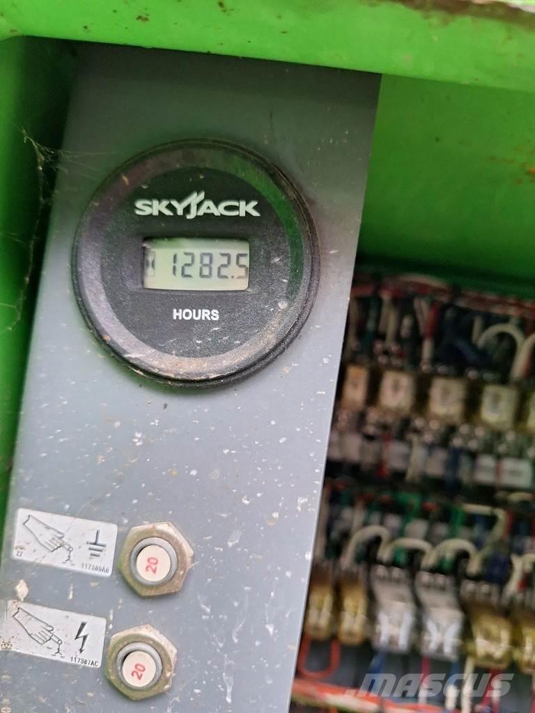 SkyJack SJ-8831 剪叉式升降机