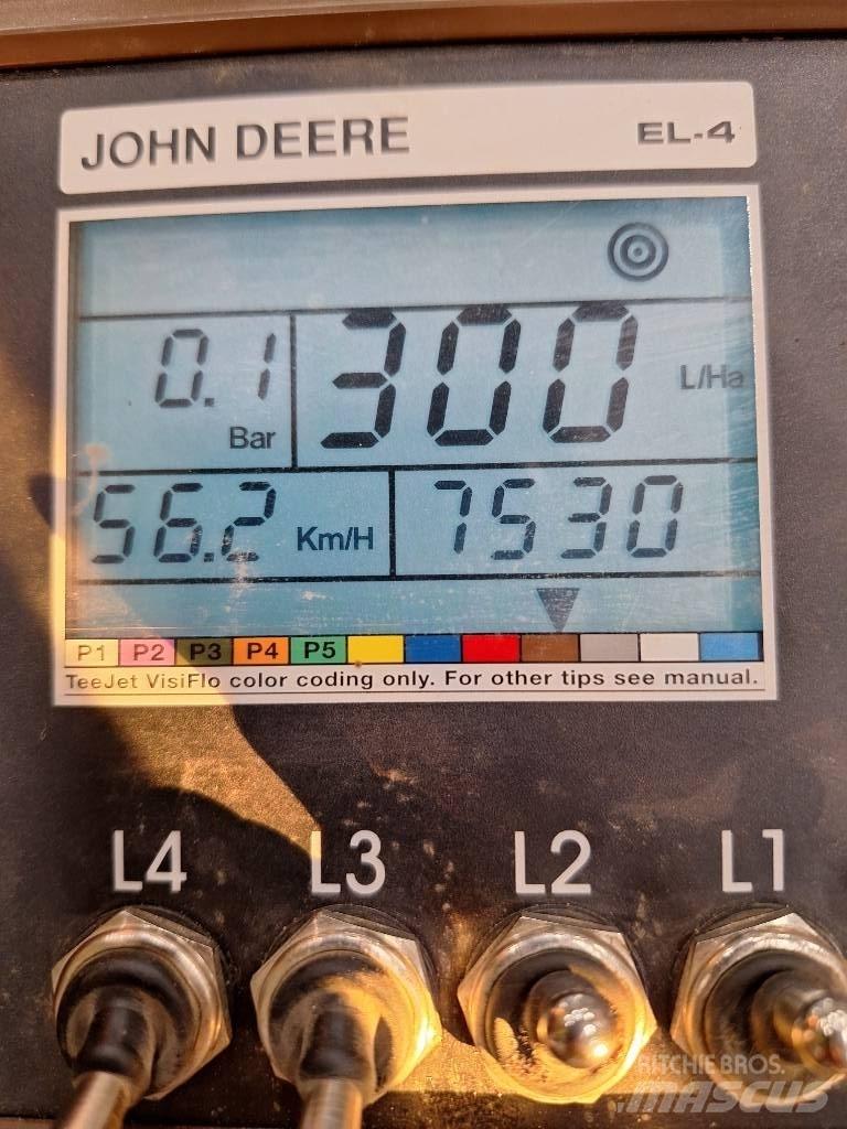 John Deere 740 牵引式喷雾机