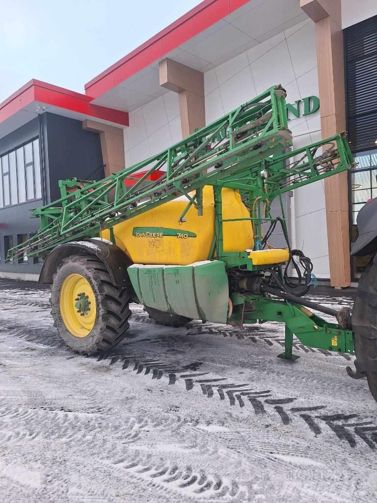 John Deere 740 牵引式喷雾机