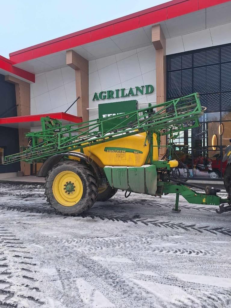 John Deere 740 牵引式喷雾机