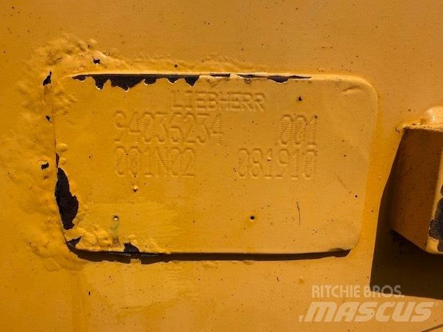 Liebherr LH 26 ARMS 吊杆和铲斗