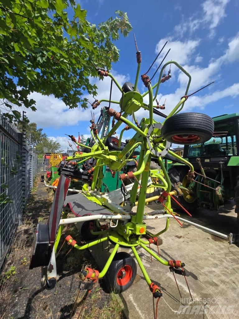 CLAAS Volto 800 犁耙和摊草机