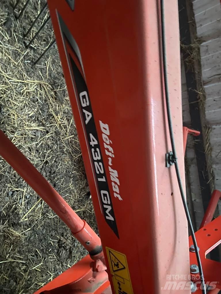 Kuhn GA4321 料堆整形机