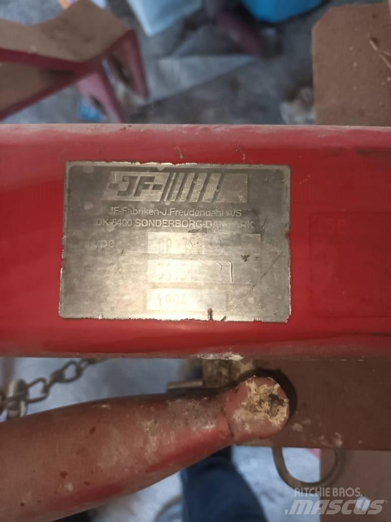 JF CR 320 犁耙和摊草机