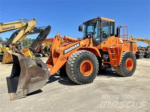 Doosan DL300 轮式装载机