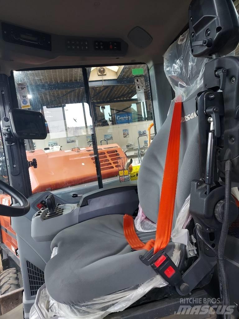 Develon DL 320-7 轮式装载机