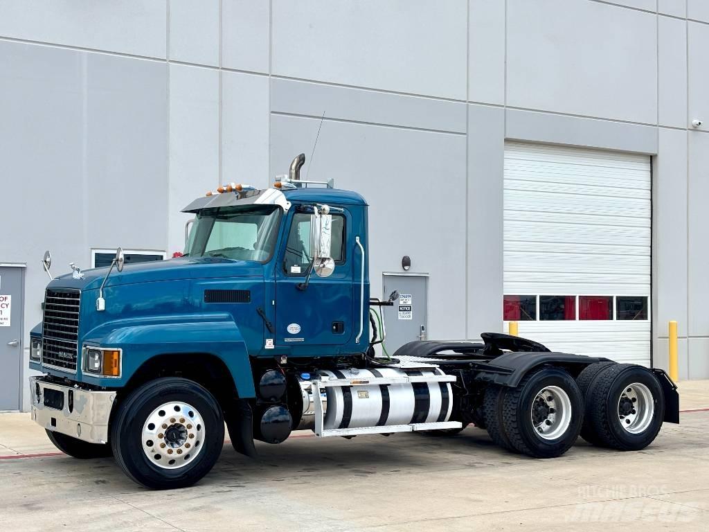 Mack Pinnacle 牵引车