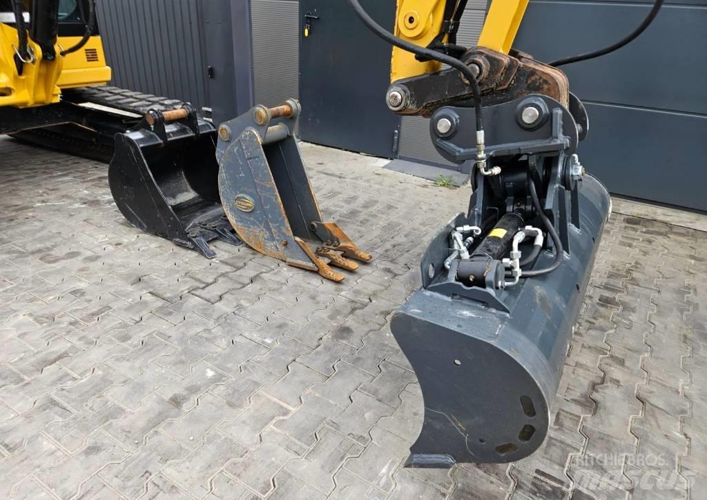 CAT 305 CR 小型挖掘机