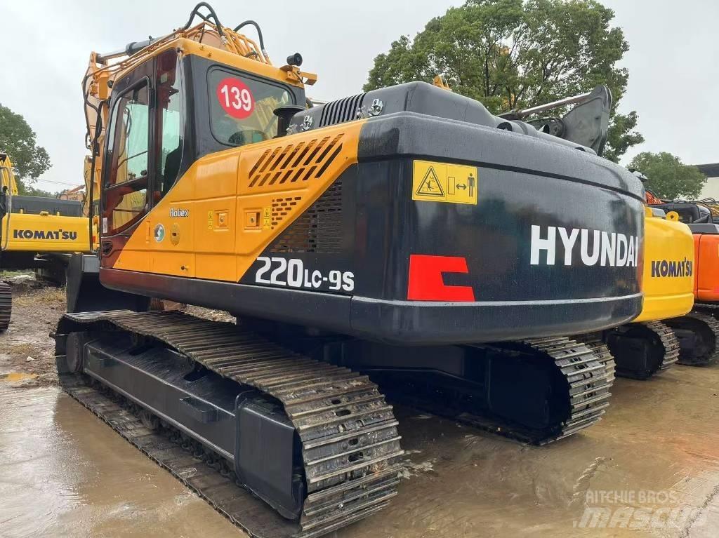 Hyundai R220LC-9S 轮式挖掘机