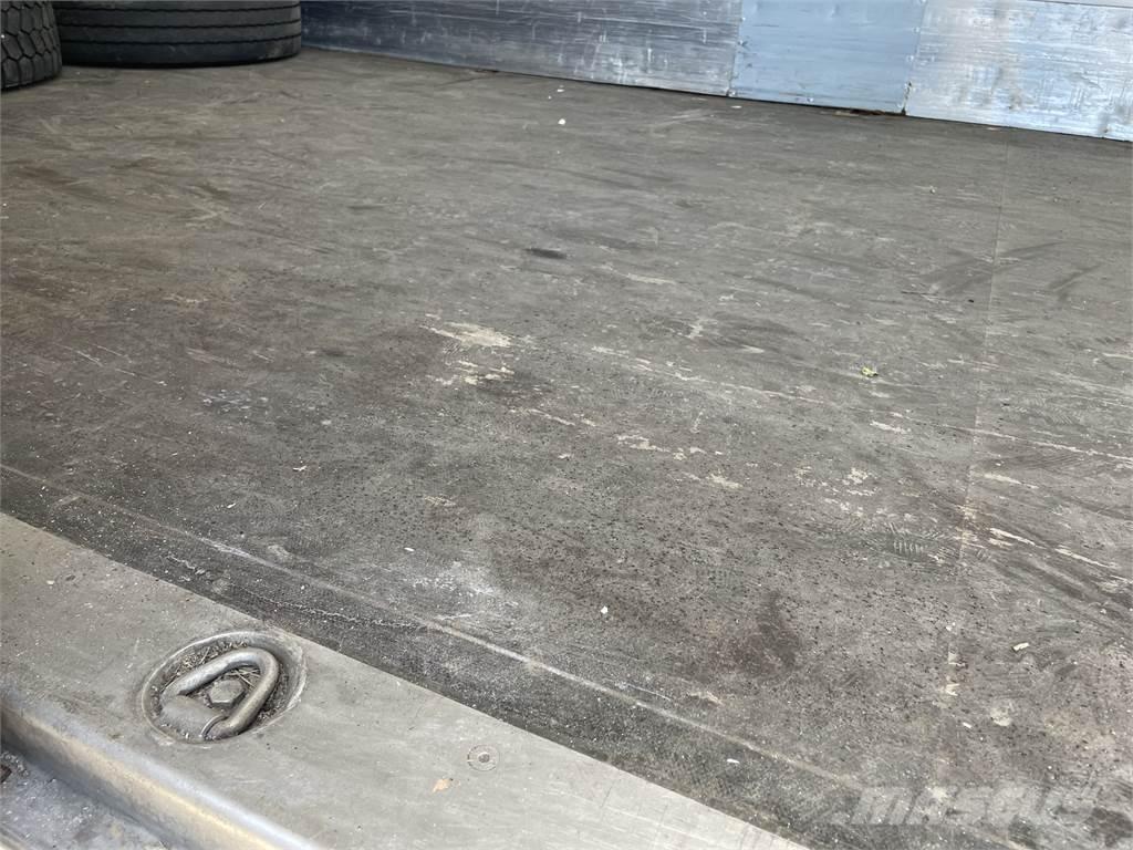 Volvo FL240 4x2 厢式货车