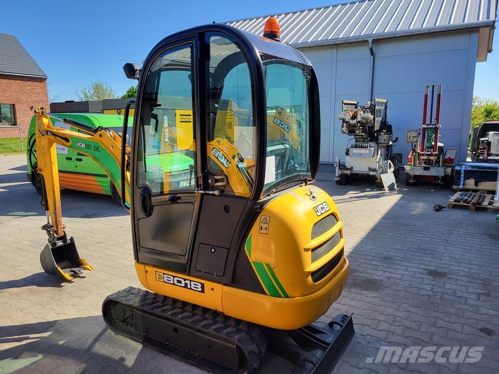 JCB 8018 CTS 小型挖掘机