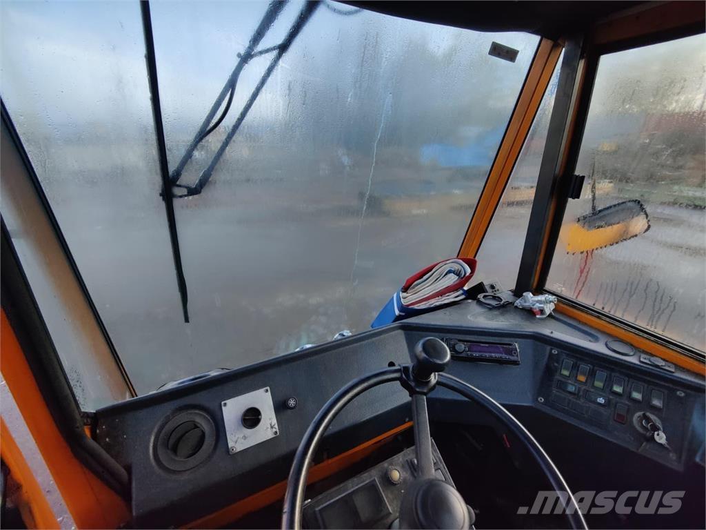 Sisu TR 180 AL 2 码头牵引车