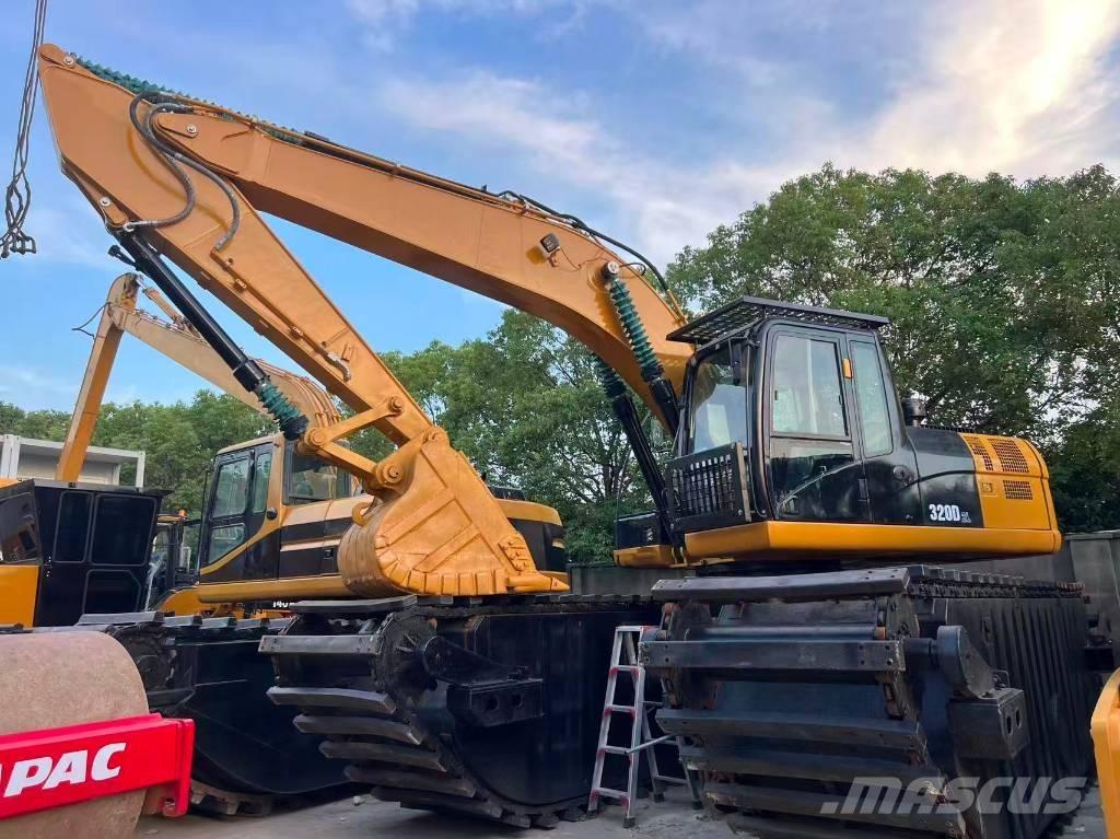 CAT 320D2 水陆两栖挖掘机