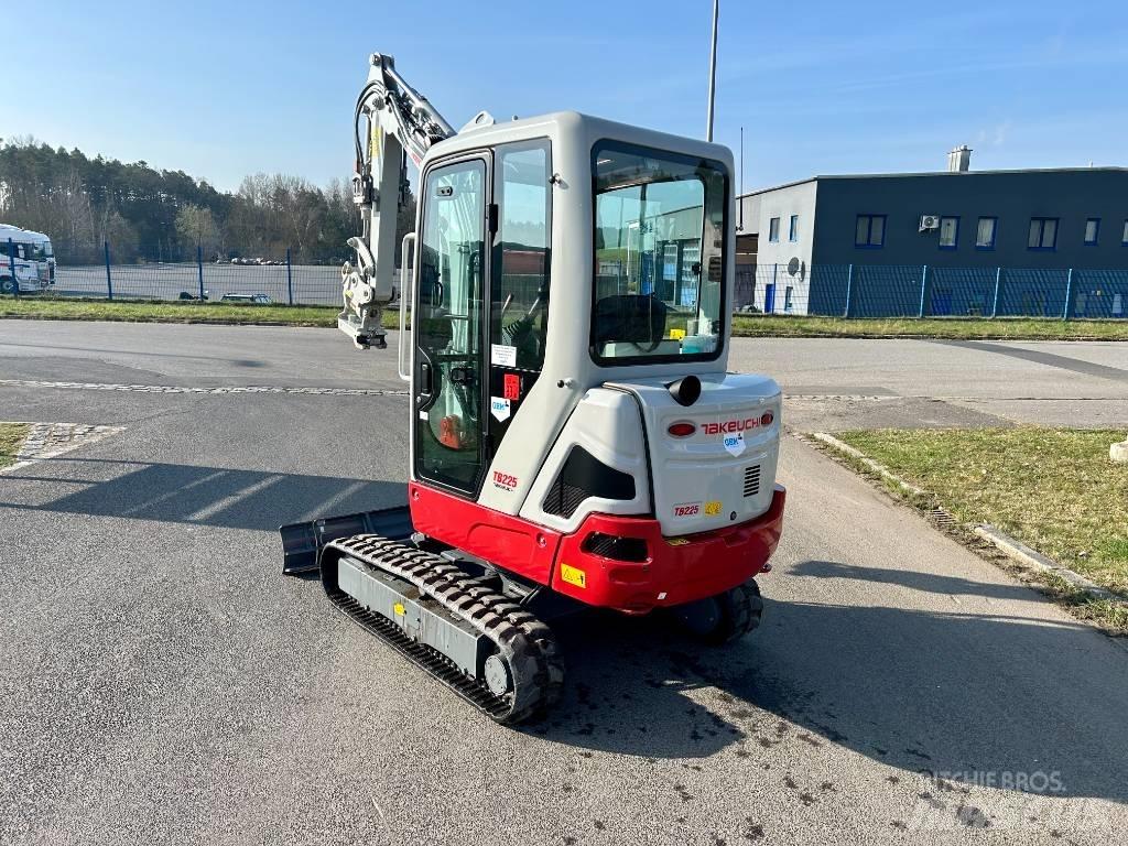 Takeuchi TB 225 小型挖掘机