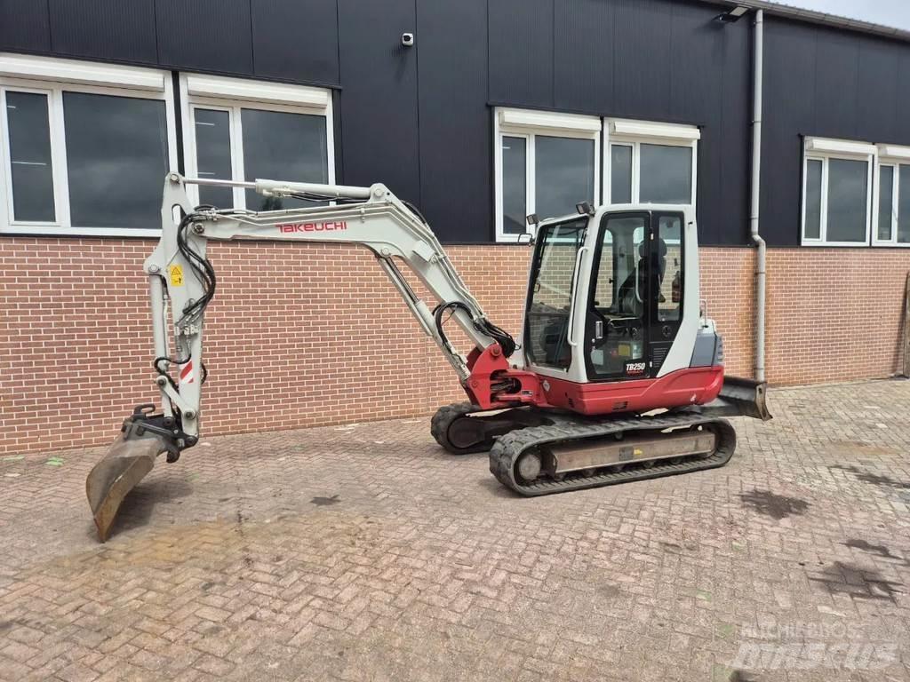 Takeuchi TB250 小型挖掘机