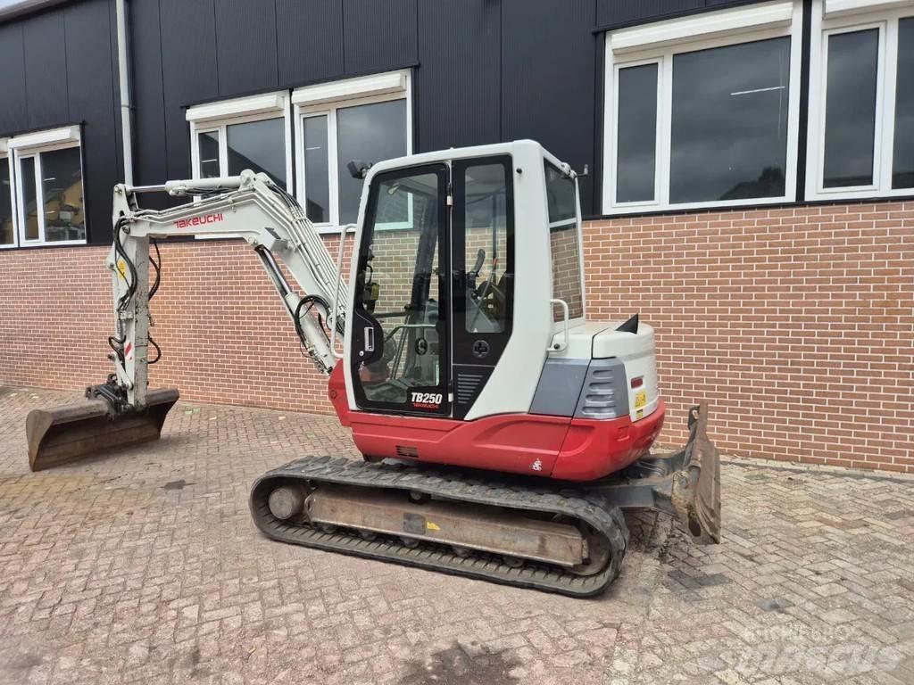 Takeuchi TB250 小型挖掘机