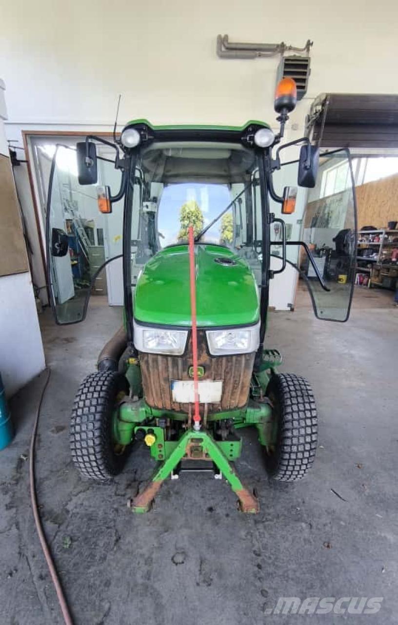 John Deere 3046R 小型拖拉机