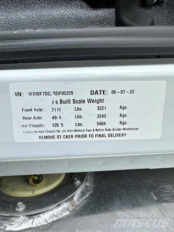 Ford F-750 平板车