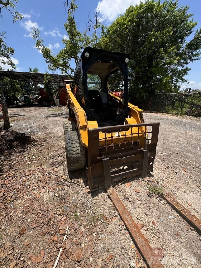 CAT 242 D 滑移装载机