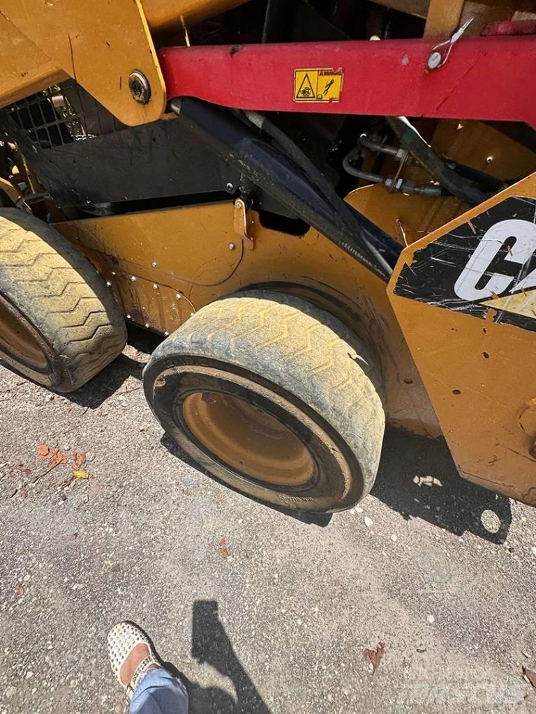 CAT 242 D 滑移装载机