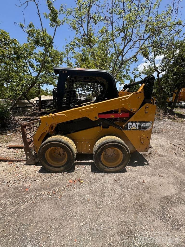 CAT 242 D 滑移装载机