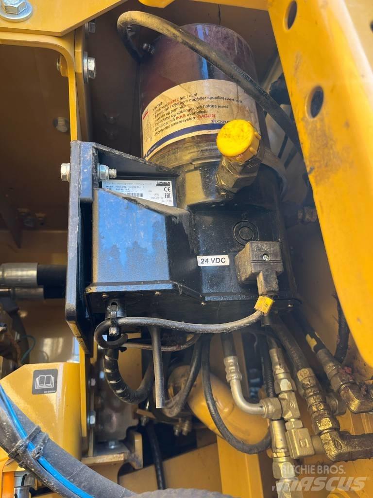 CAT 323 履带挖掘机