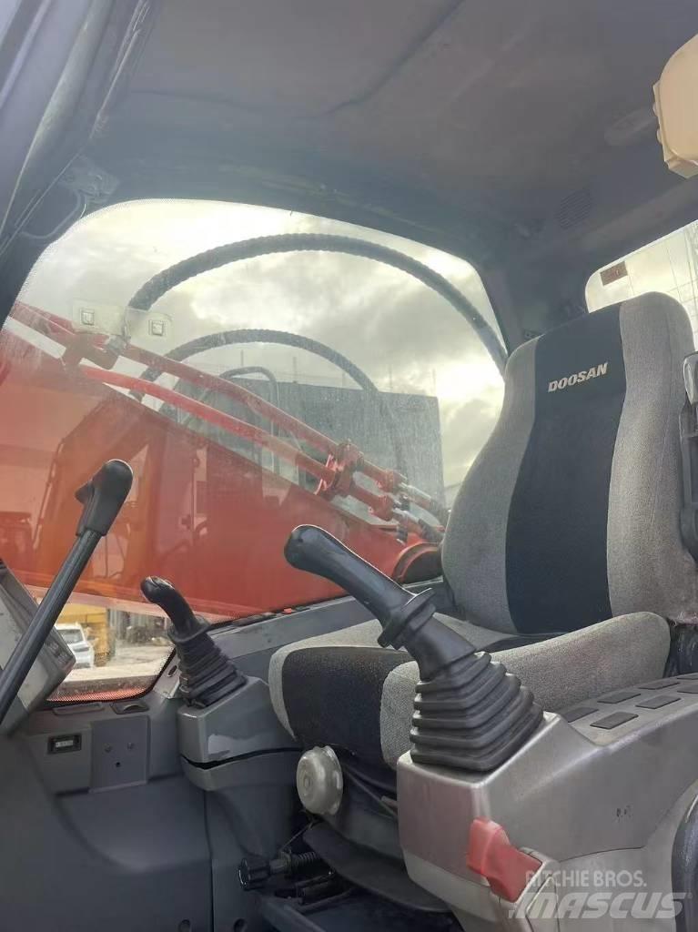 Doosan DX300LC-9C 履带挖掘机