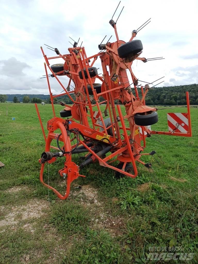 Kuhn GF 8702 犁耙和摊草机