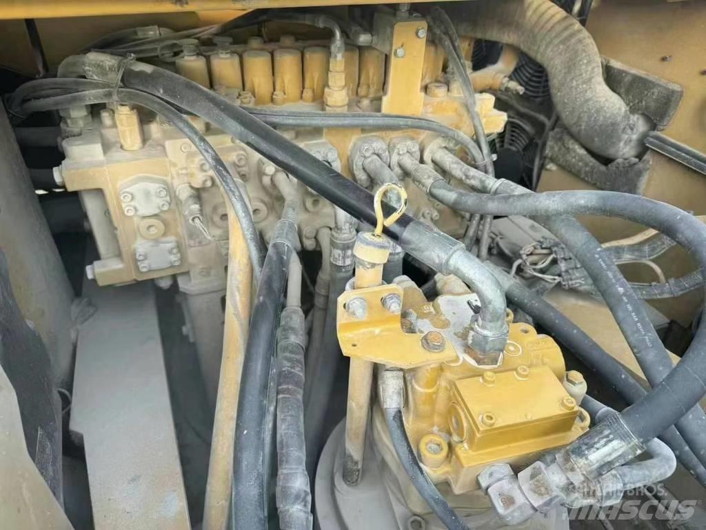 CAT 330 履带挖掘机