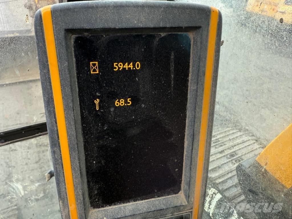 JCB JS 130 LC 履带挖掘机