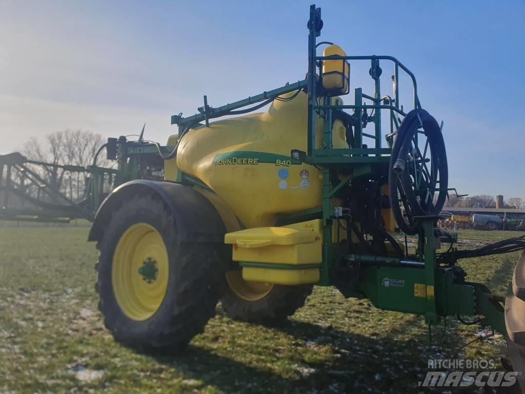 John Deere 840 牵引式喷雾机