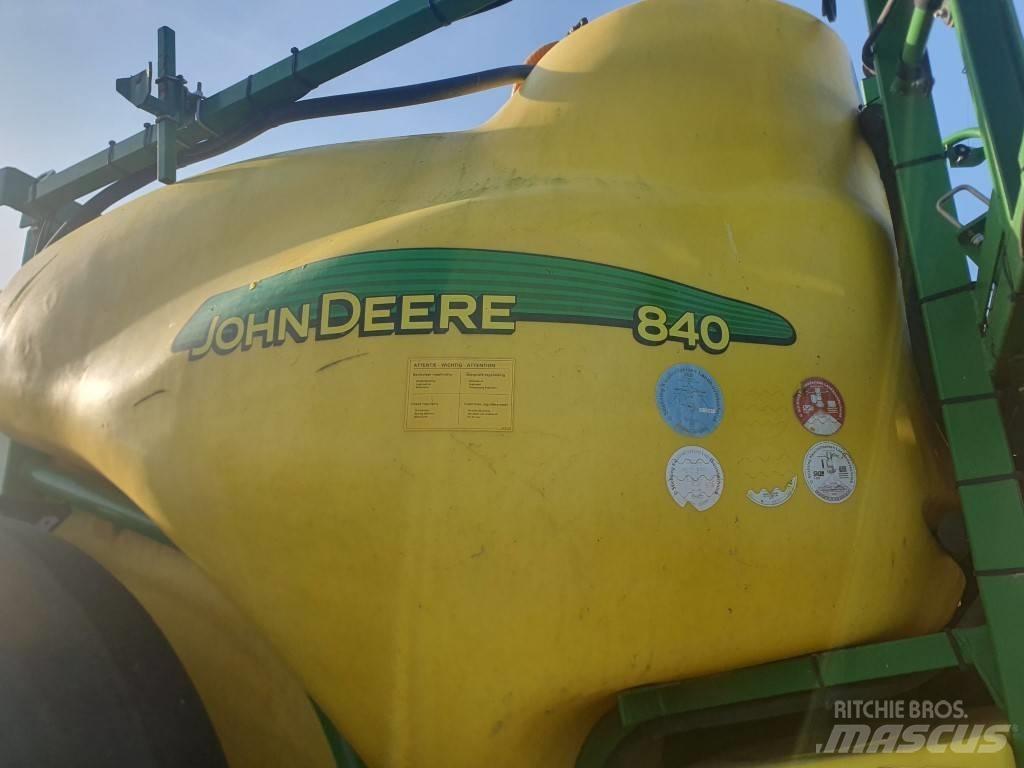 John Deere 840 牵引式喷雾机