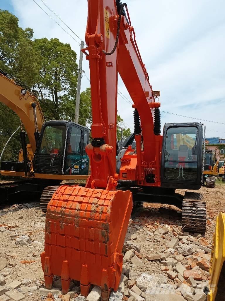 Hitachi ZX 135 履带挖掘机