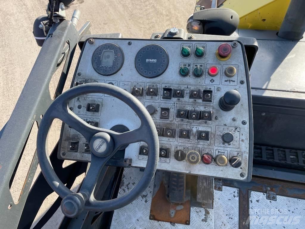 Bomag BF 300 P 沥青摊铺机