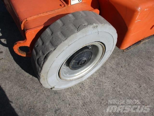 JLG E400AJP (817) 自走式伸缩臂升降机