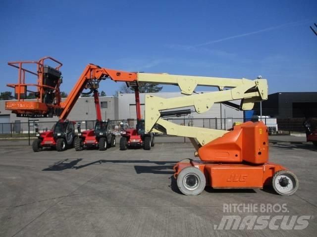 JLG E400AJP (817) 自走式伸缩臂升降机