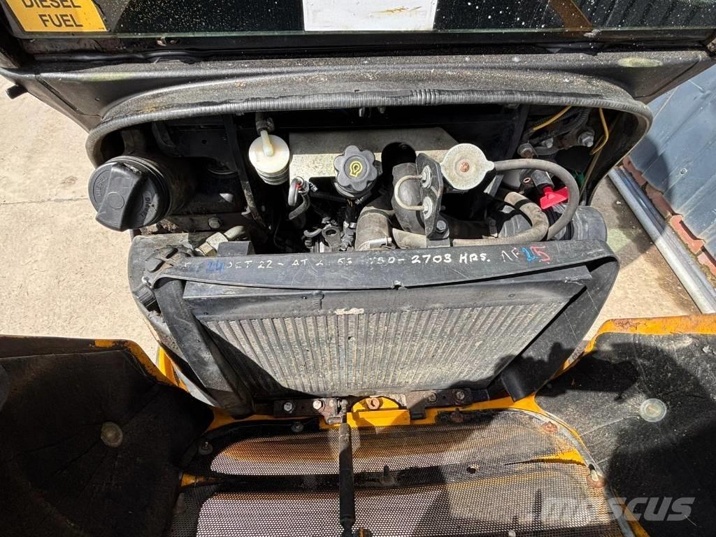 JCB 8018 CTS 小型挖掘机