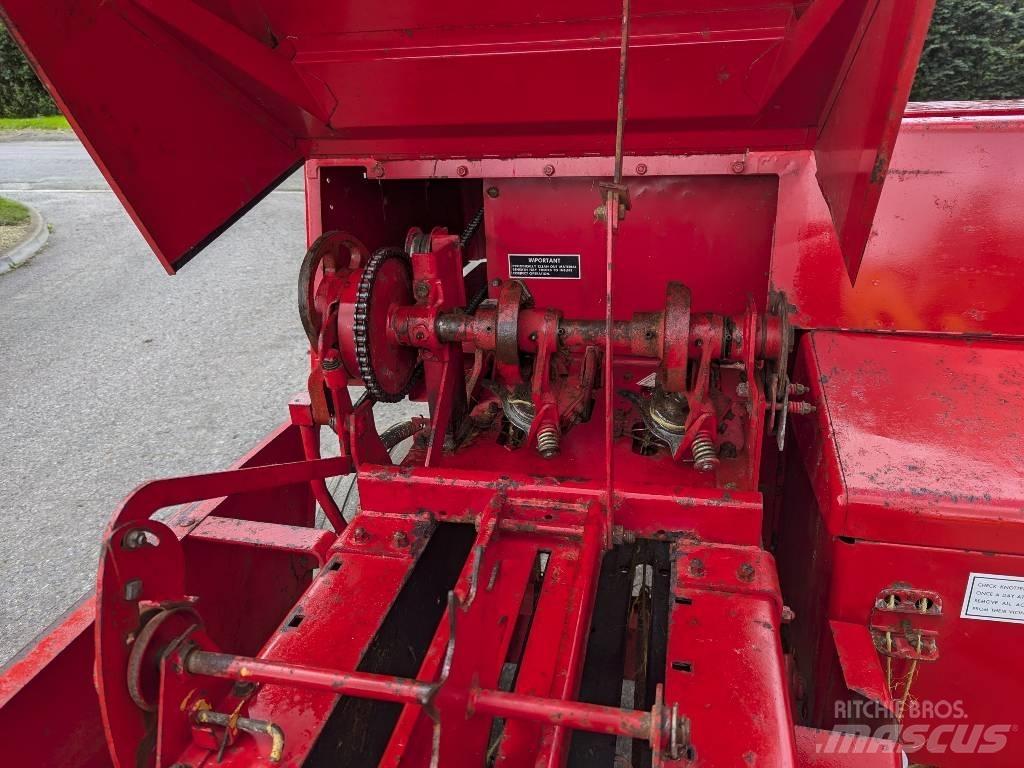 Massey Ferguson 124 方捆打捆机