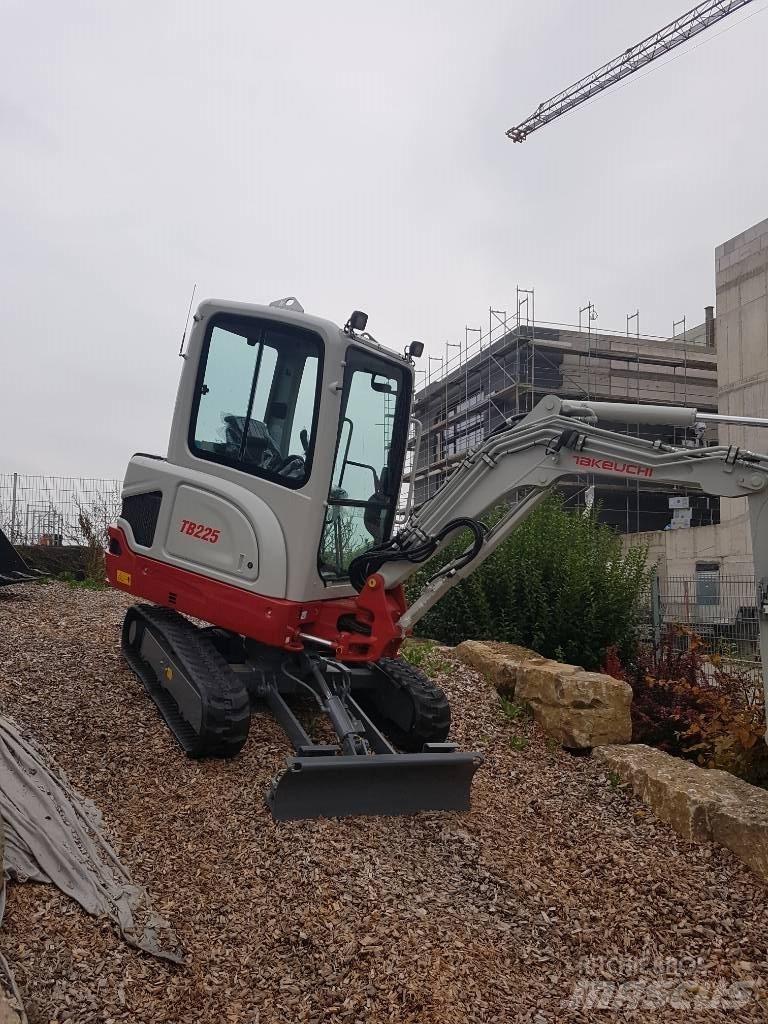 Takeuchi TB225 小型挖掘机